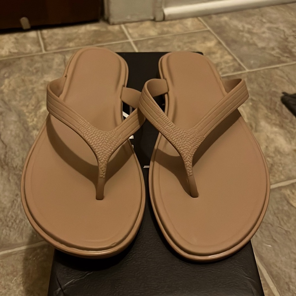 Naturalizer Brand New Nude (frappe) colored flip flop sz 7